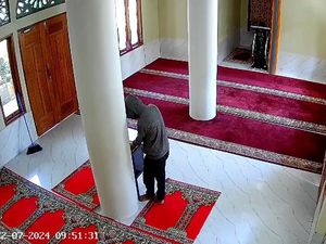 Pria di Mamuju Curi Uang Kotak Amal Masjid Modus Pura-pura Istirahat Pria di Mamuju Curi Uang Kotak Amal Masjid Modus Pura-pura Istirahat