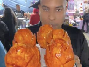 Pria Ini Hobi Borong Menu Termahal di Penjual Kaki Lima