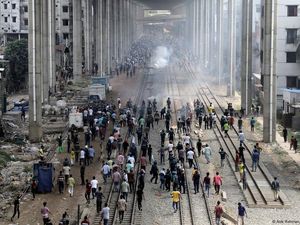 Demo Tuntut PM Bangladesh Mundur Ricuh, 7 Tewas Demo Tuntut PM Bangladesh Mundur Ricuh, 7 Tewas