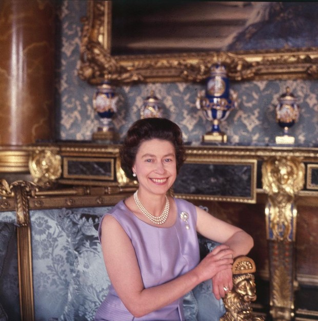 Ratu Elizabeth II menyukai warna lipstik merah