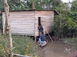 Gerebek Rumah Bandar Narkoba di Kawasan 36 Ilir, Polisi Pakai Perahu