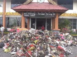 Aksi Protes Warga Buang Sampah 4 Truk di Kantor Bupati-DPRD Sintang