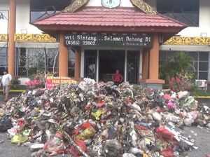 Momen Warga Buang Tumpukan Sampah di Kantor Bupati-DPRD Sintang Kalbar Momen Warga Buang Tumpukan Sampah di Kantor Bupati-DPRD Sintang Kalbar