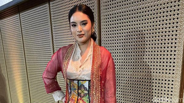 Foto: Cicit Soekarno Ayu Berkebaya Penuh Warna Sambut Hari Kebaya Nasional