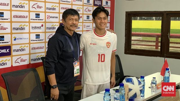 Timnas Indonesia U-19 Pelatih Indra Sjafri bersama M Kafiatur Rizky usai Timnas Indonesia U-19 kalahkan Timor Leste di Piala AFF U-19 2024.
