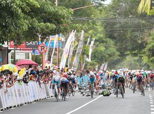 Crash Warnai Pertarungan Sengit Pembalap Etape 2 TdBI Sebelum Finish Crash Warnai Pertarungan Sengit Pembalap Etape 2 TdBI Sebelum Finish