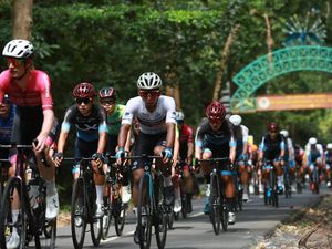 Pembalap Susuri Alas Purwo Banyuwangi di Etape 2 TdBI Pembalap Susuri Alas Purwo Banyuwangi di Etape 2 TdBI
