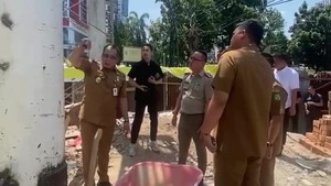 Walkot Bobby Ngamuk saat Sidak Pembangunan Tugu, Putus Kontraktor