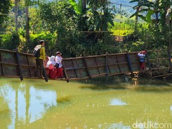 Momen Tegang Warga-Siswa Bergelantungan di Jembatan Nyaris Putus di Sukabumi