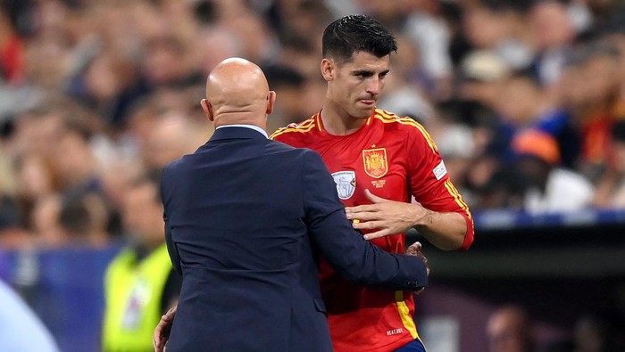 MUNICH, GERMANY - JULY 09: Alvaro Morata of Spain interacts with Luis de la Fuente, Head Coach of Spain, as he leaves the pitch after being substituted during the UEFA EURO 2024 Semi-Final match between Spain and France at Munich Football Arena on July 09, 2024 in Munich, Germany. (Photo by Justin Setterfield/Getty Images)