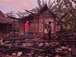 Anak di Ngawi Bakar Rumah Ortu gegara Depresi Ditinggal Mati Istri