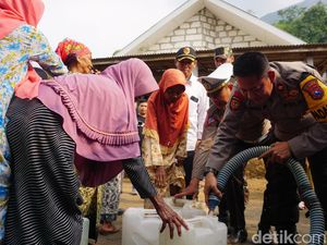 Warga Kekeringan di Mojokerto Digelontor 32 Ribu Liter Air Bersih
