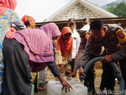 Warga Kekeringan di Mojokerto Digelontor 32 Ribu Liter Air Bersih