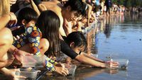 Antusias Bule Ikut Lepaskan Tukik di Pantai Bali