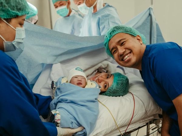 8 Foto Clairine Clay Istri Joshua Suherman Lahiran, Wajah Bayinya Curi Atensi