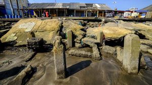 Dermaga Nelayan di Teluk Labuan Rusak Diterjang Gelombang Tinggi