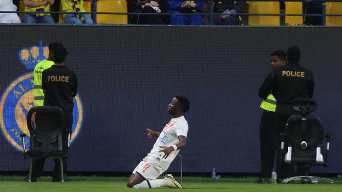 Fayhas Zambian forward #17 Fashion Sakala celebrates scoring his teams first goal during the Saudi Pro League football match between Al-Nassr and Al-Feiha at Al -Awwal Stadium in Riyadh on April 19, 2024. (Photo by Fayez NURELDINE / AFP)