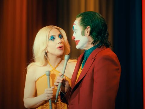 Lady Gaga sebagai Harleen Quinzel atau Harley Quinn dan Joaquin Phoenix sebagai Arthur Fleck dalam Joker: Folie à Deux (2024). (Warner Bros. via YouTube)