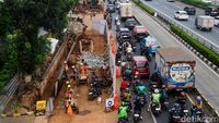 Harap Sabar! Jalan MT Haryono Arah Cawang Macet Imbas Galian