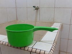 Wudhu Menggunakan Air Bak Mandi, Apakah Tetap Sah?