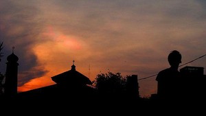 6 Amalan Sunnah saat Maghrib, Salah Satunya Menutup Pintu