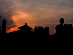 Benarkah Setan Berkeliaran Saat Maghrib? Begini Pandangan Islam