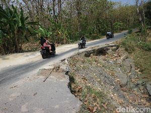 Jalur Alternatif Pati-Grobogan Berbulan-bulan Rusak, Warga Waswas Saat Melintas Jalur Alternatif Pati-Grobogan Berbulan-bulan Rusak, Warga Waswas Saat Melintas