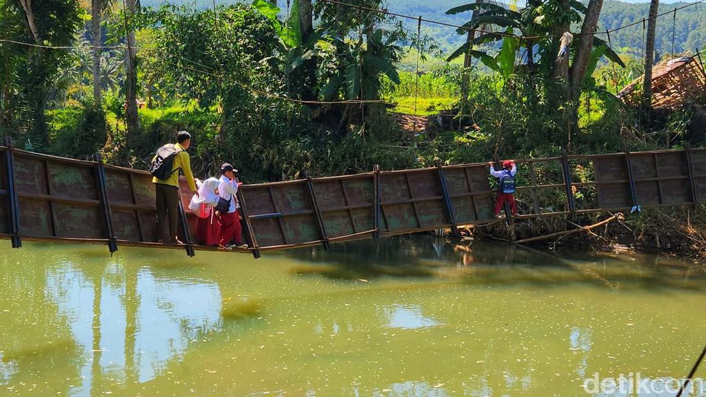 Potret Mereka yang Menantang Maut di Jembatan Miring Sukabumi Potret Mereka yang Menantang Maut di Jembatan Miring Sukabumi