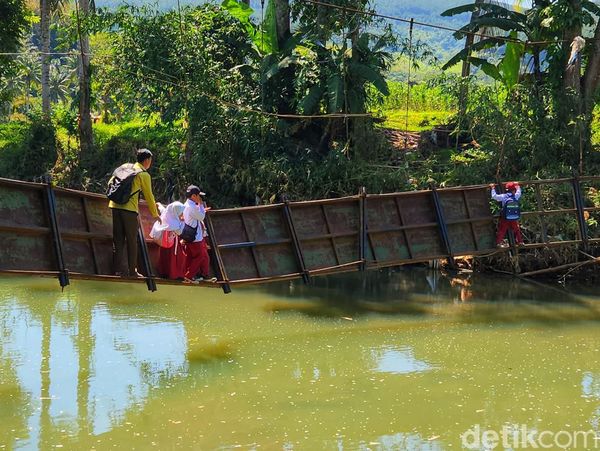 Potret Mereka yang Menantang Maut di Jembatan Miring Sukabumi