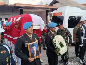 Upacara Militer Iringi Pemakaman Hamzah Haz Upacara Militer Iringi Pemakaman Hamzah Haz