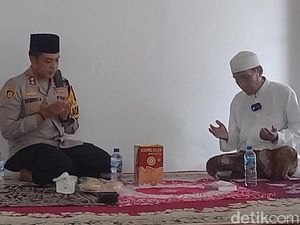 Jalin Komunikasi, AKBP Hendro Sukmono Silaturahmi ke Kiai Sepuh Sampang Jalin Komunikasi, AKBP Hendro Sukmono Silaturahmi ke Kiai Sepuh Sampang