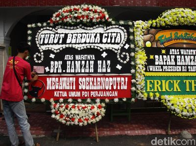 Karangan Bunga Duka Cita Hiasi Rumah Duka Hamzah Haz
