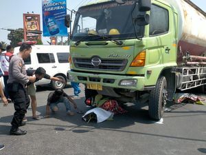 Laka Maut Motor Vs Truk di Sragen, Bapak-Anak Tewas