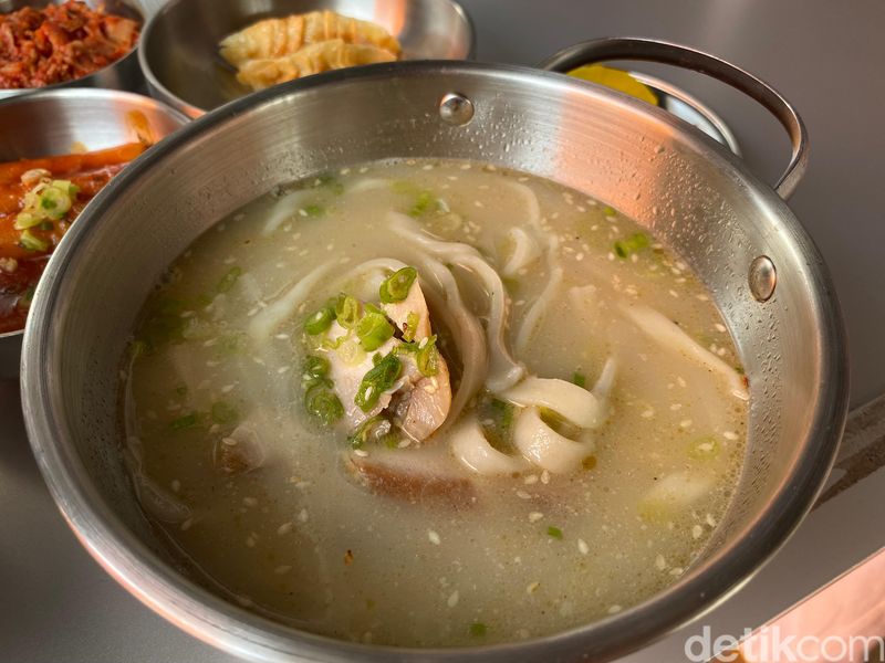 Koryo Jjampong: Restoran Korea bergaya ala Pasar Gwangjang di Korea.