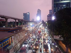 Ada Galian di Jalan MT Haryono, Lalin Kuningan Arah Cawang Macet Parah
