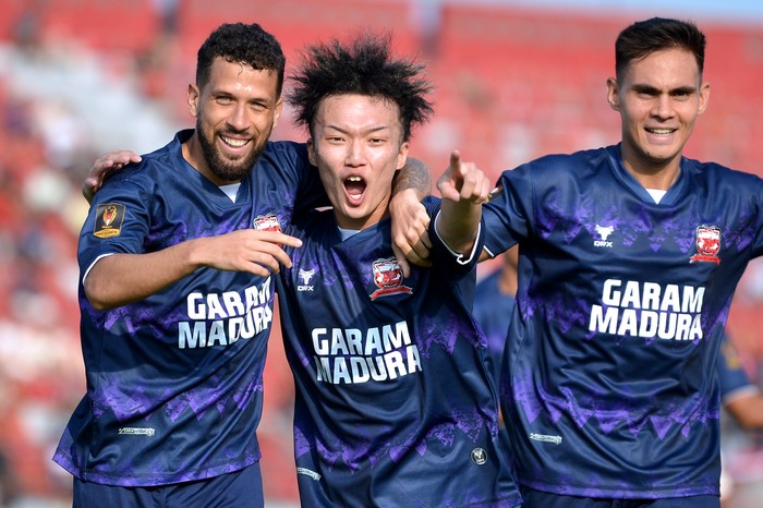 Madura United Menang Dramatis Atas Bali United Madura United menang dramatis 3-2 atas Bali United pada matchday kedua Grup B Piala Presiden 2024. Duel laga kedua Grup B Piala Presiden ini tersaji di Stadion Kapten I Wayan Dipta, Gianyar, Bali, Rabu (24/7/2024).