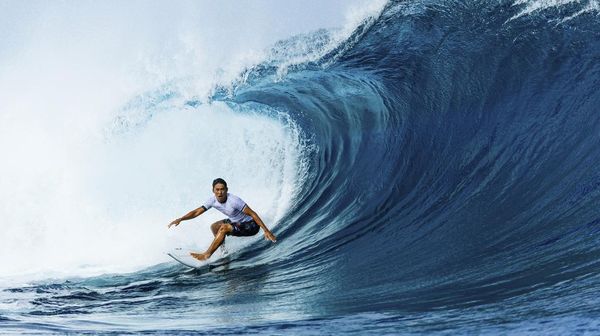 Melihat Aksi Rio Waida Taklukkan Ombak Jelang Olimpiade Paris