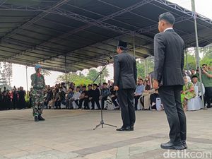 Menko Polhukam Hadi Pimpin Upacara Pemakaman Hamzah Haz di Bogor Menko Polhukam Hadi Pimpin Upacara Pemakaman Hamzah Haz di Bogor