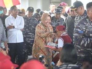 Mensos Risma dan TNI AL Launching Perpustakaan Terapung di Maluku Mensos Risma dan TNI AL Launching Perpustakaan Terapung di Maluku