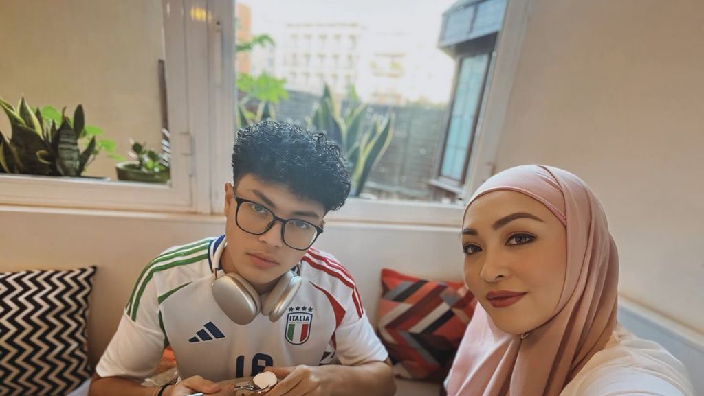 Momen Hangat Angelina Sondakh Saat Kulineran Bareng Keanu Massaid Momen Hangat Angelina Sondakh Saat Kulineran Bareng Keanu Massaid