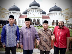 Partai Demokrat Serahkan Surat Tugas Cagub Aceh untuk Mualem