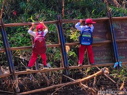 Jembatan Miring yang Bikin Warga Sukabumi Bergelantungan Segera Diperbaiki