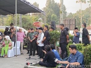 Untaian Doa dan Ucapan Terima Kasih Keluarga di Pemakaman Hamzah Haz Untaian Doa dan Ucapan Terima Kasih Keluarga di Pemakaman Hamzah Haz