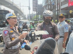 Pengendara Motor di Jaksel Kena Operasi Patuh gegara Pelat Nomor