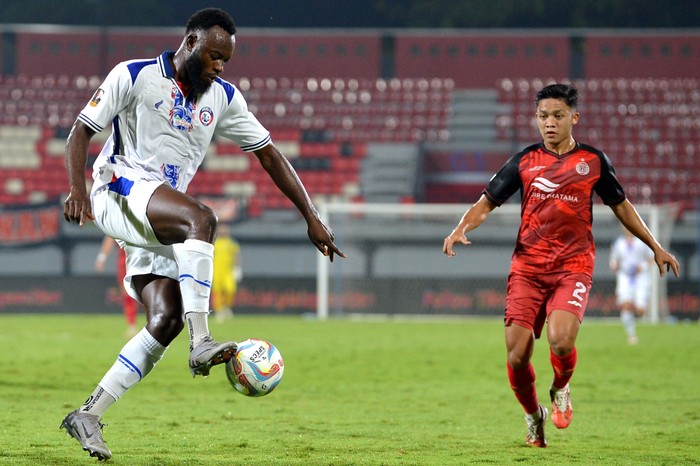 Persija Jakarta vs Arema FC berakhir tanpa pemenang di laga Grup B Piala Presiden 2024. Macan Kemayoran mengejar keunggulan dua gol Singo Edan, laga tuntas 2-2. Bertanding di Stadion Kapten I Wayan Dipta, Gianyar, Bali, Rabu (24/7/2024).