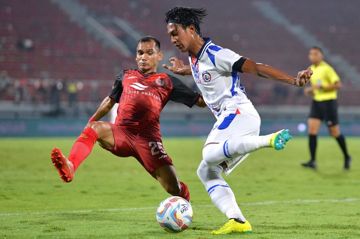 Persija Jakarta vs Arema FC berakhir tanpa pemenang di laga Grup B Piala Presiden 2024. Macan Kemayoran mengejar keunggulan dua gol Singo Edan, laga tuntas 2-2. Bertanding di Stadion Kapten I Wayan Dipta, Gianyar, Bali, Rabu (24/7/2024).