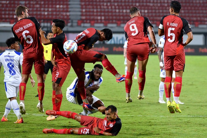 Persija Jakarta vs Arema FC berakhir tanpa pemenang di laga Grup B Piala Presiden 2024. Macan Kemayoran mengejar keunggulan dua gol Singo Edan, laga tuntas 2-2. Bertanding di Stadion Kapten I Wayan Dipta, Gianyar, Bali, Rabu (24/7/2024).