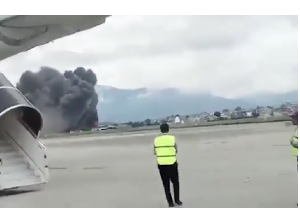 Momen Pesawat Jatuh saat Gagal Lepas Landas di Nepal Momen Pesawat Jatuh saat Gagal Lepas Landas di Nepal