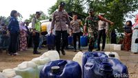 Penyaluran Bantuan Air Bersih di Mojokerto