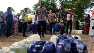 Penyaluran Bantuan Air Bersih di Mojokerto